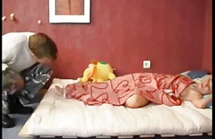 مامان با کیر بزرگ سکس کردن کامل fucks در سبزه نوجوان عمیق در گلو او