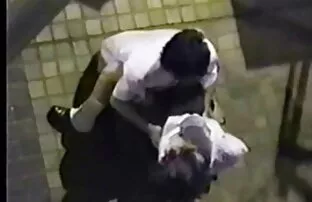 دختر آسیایی می شود تقدیر در دهان او و از licks تقدیر از سینمایی سکسی کامل دستکش