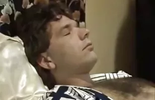 نوجوان زن زیبا در شورت سیاه و سفید و عاشقانه نوازش بیدمشک صورتی او در طب مکمل و سگسی کامل جایگزین
