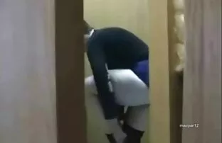 ورزش ها مشغول به کار سکس با لباس کامل در ارتقاء او