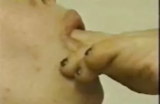 سگ ماده, انگشت خودش دانلود فیلم های سکسی کامل